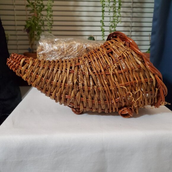 Small / Medium Woven Wicker Two-Toned / Varnished Horn of Plenty (Cornucopia) - Picture 4 of 8